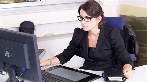 Microsoft 365 vs Office Online: What’s free, what’s not.
